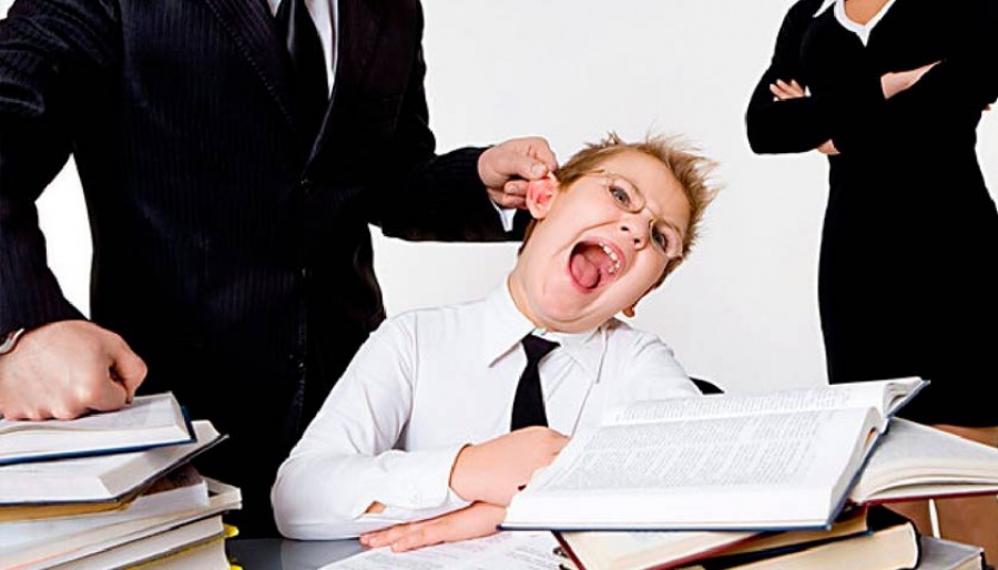 Шкільний скандал на Львівщині: вчителька виховувала свого учня стусанами (ВІДЕО)