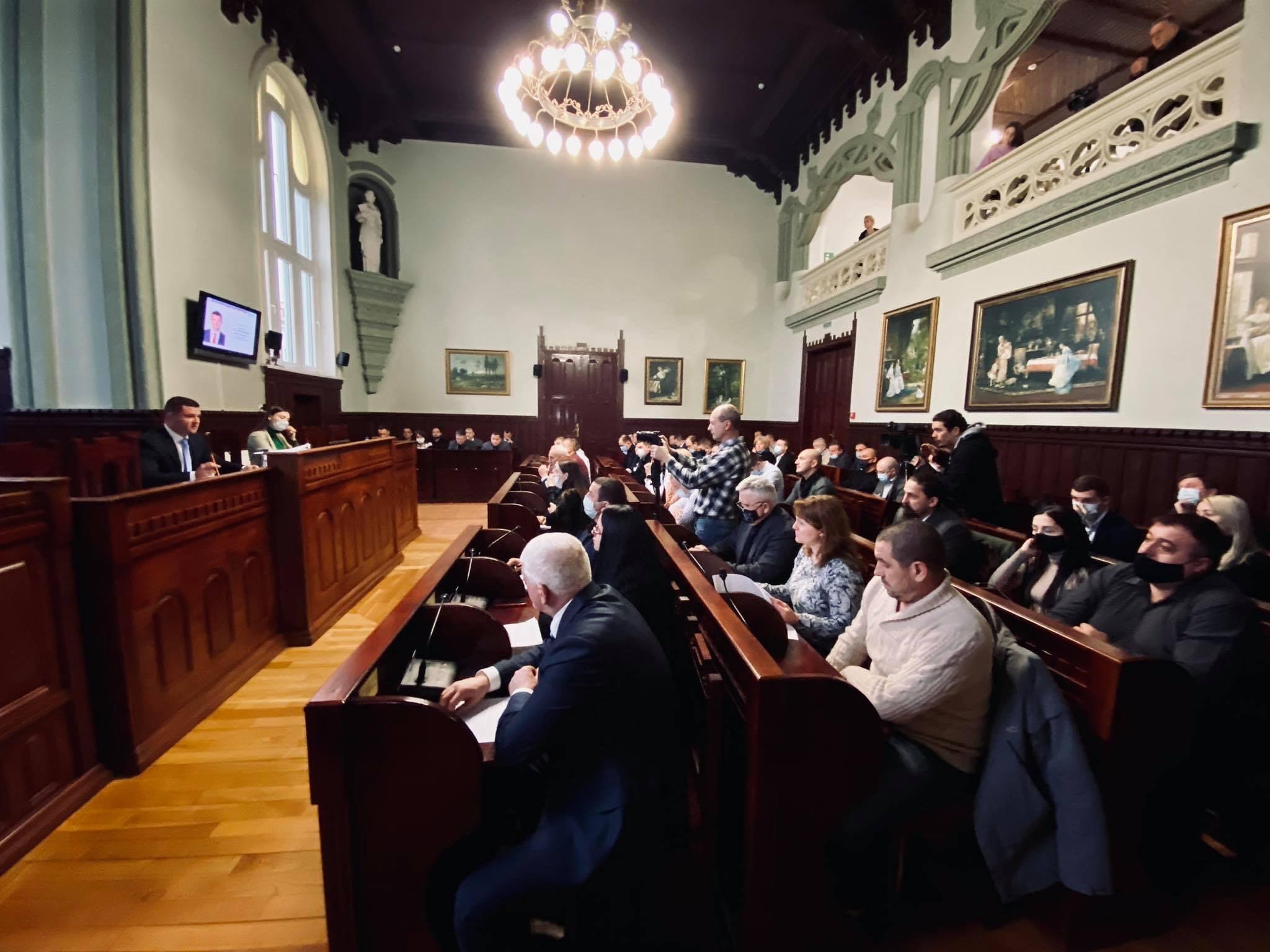 Через неспроможність Мукачівської райради почати роботу, вчителі району залишаться без заробітних плат