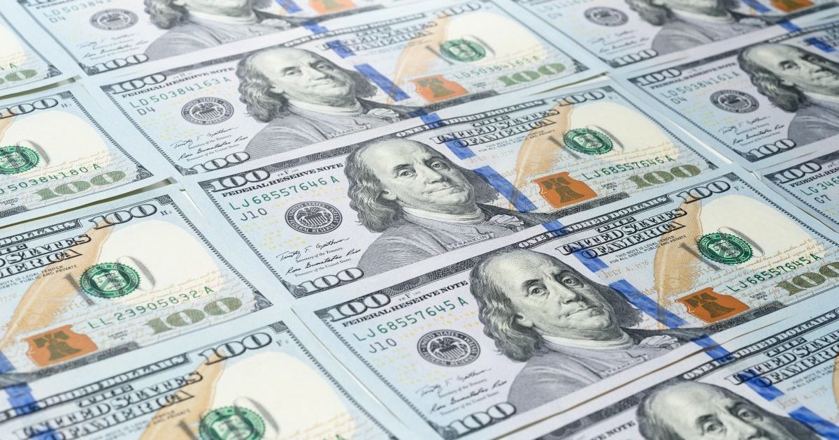 Курс на 24 грудня: в Україні перед святами дорожчає валюта