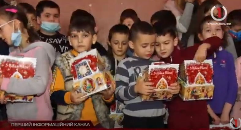 Солодкі подарунки дітлахам: Віктор Медведчук та Оксана Марченко передали солодощі у Воловеччину (ВІДЕО)