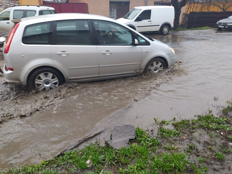 Не новорічна атмосфера: у Виноградові в суцільне болото перетворилися найбільша торгова вулиця (ФОТО, ВІДЕО)