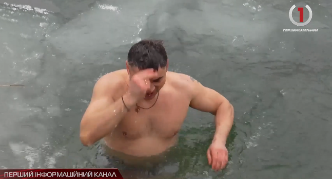 Традиції Водохреща: Іван Чубирко пірнув у крижані води Латориці (ВІДЕО)