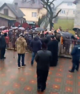 Релігійні утиски: на Рахівщині чергова спроба захопити церкву (ПРЯМИЙ ЕФІР)