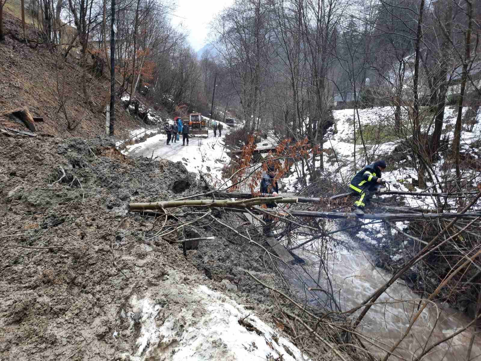 Негода на Закарпатті накоїла лиха: на Рахівщині відбулося сходження земляних мaс нa aвтодорогу (ФОТО)