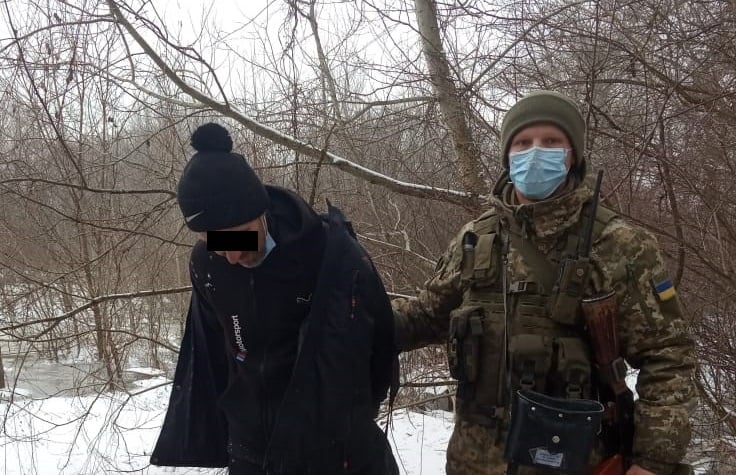 Лізли через паркан: на Закарпатті затримали осіб, які намагалися незаконно перетнути кордон (ФОТО)