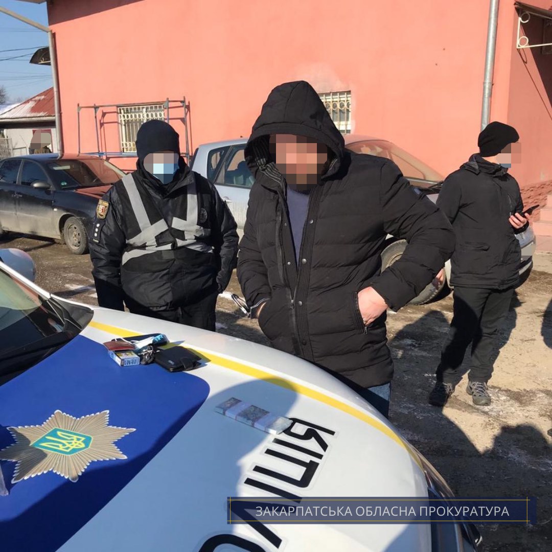 Взяли під варту жителя Хуста, який вимагав $10 000 та погрожував вбивством (ФОТО)