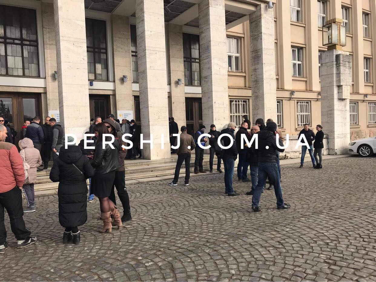 Біля стін Закарпатської ОДА знову зібралися закарпатці: вимагають зниження тарифів (ФОТО)