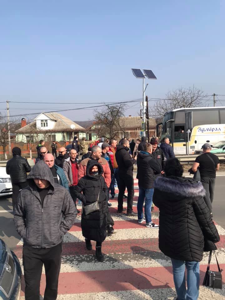 Протест проти високих тарифів: закарпатці перекрили автодорогу в Ракошині (ПРЯМИЙ ЕФІР)