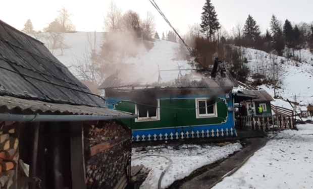 На Рахівщині у своїй оселі згорів пенсіонер (ФОТО)