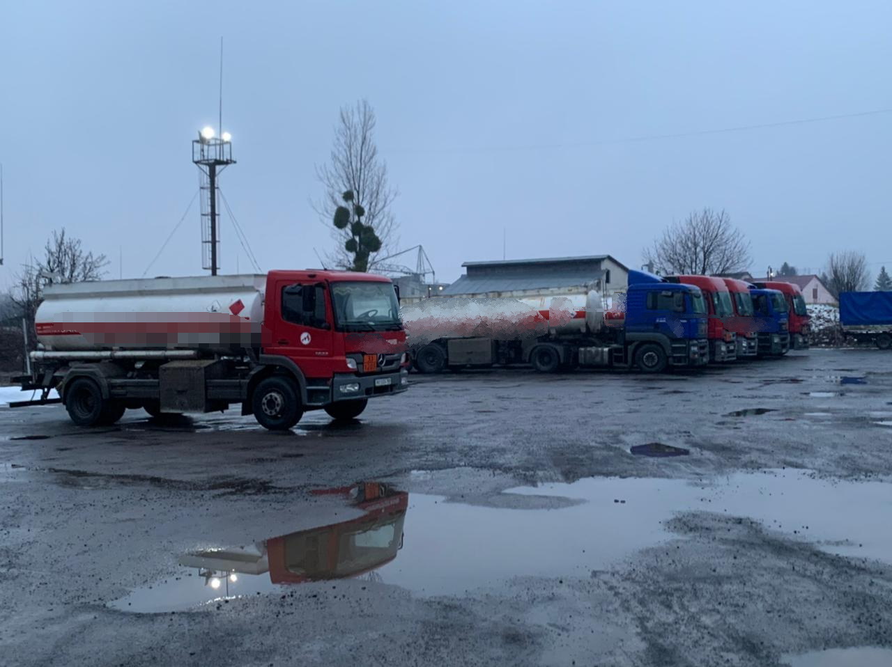 На Закарпатті викрили осіб, які через мережу АЗС незаконно продавали пальне