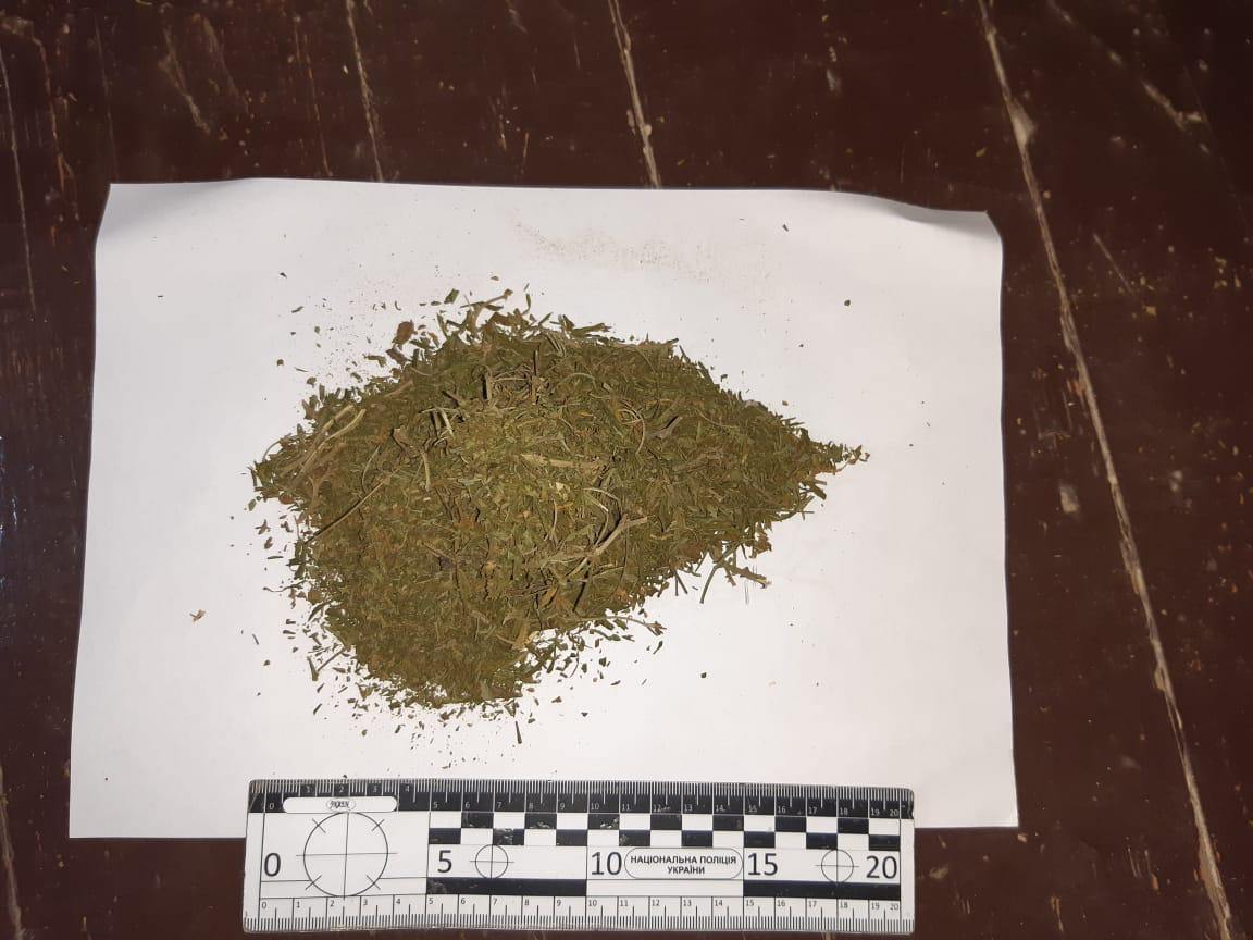 На Закарпатті військовослужбовець продавав наркотики своїм колегам