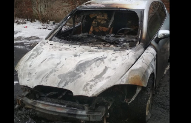 Спалили авто: житель Ужгорода просить допомогти розшукати злочинців (ФОТО)