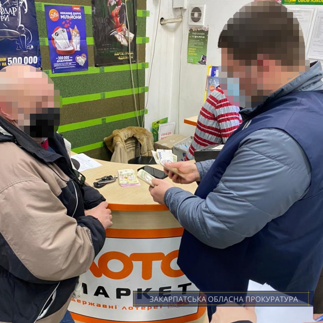 Митнику, підозрюваному у вимаганні 4000 доларів хабаря загрожує до 12 років позбавлення волі