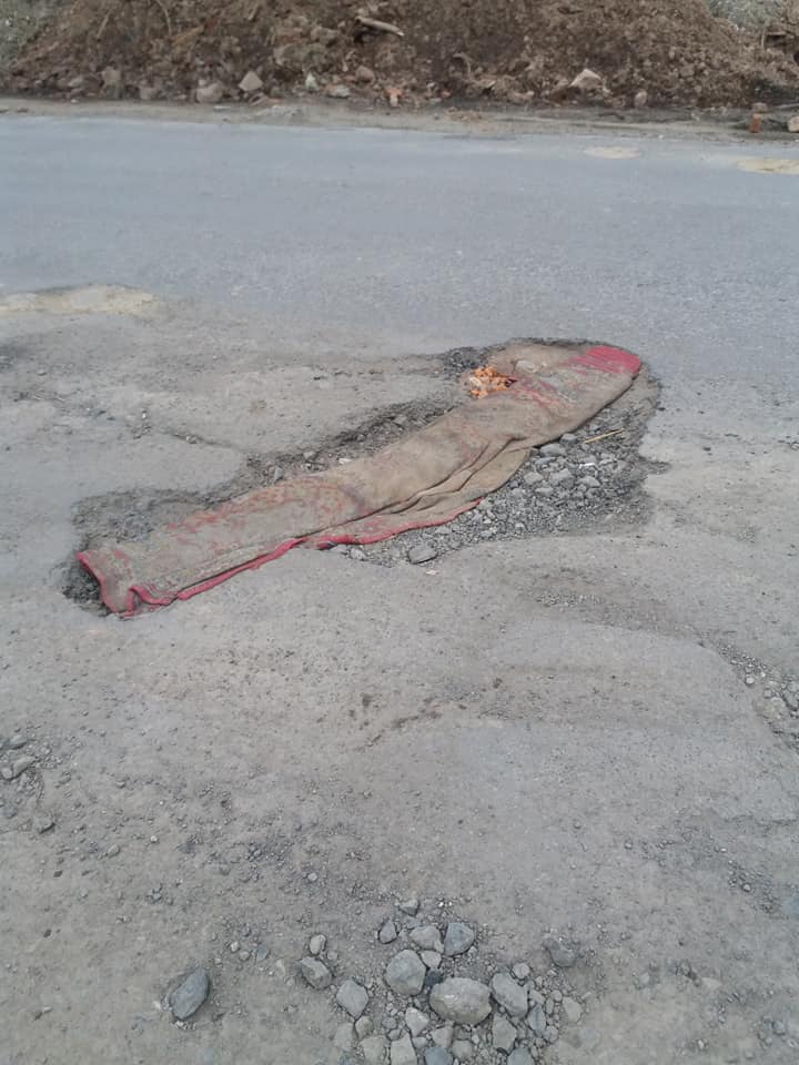 Курйоз дня або "червона доріжка": у Виноградові ями на дорозі "залатали" килимами (ФОТО)