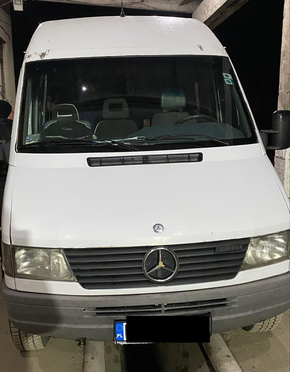 На закарпатському кордоні прикордонники зупинили мікроавтобус нашпигований контрабандою (ФОТО)