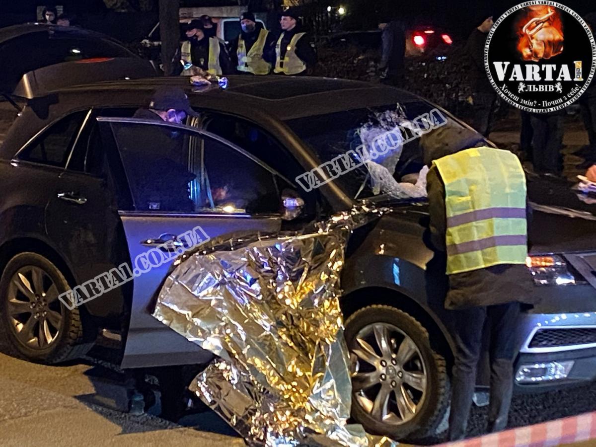 Смертельна ДТП у Львові: кришка люка влетіла в салон авто та вбила дитину (ФОТО, ВІДЕО)