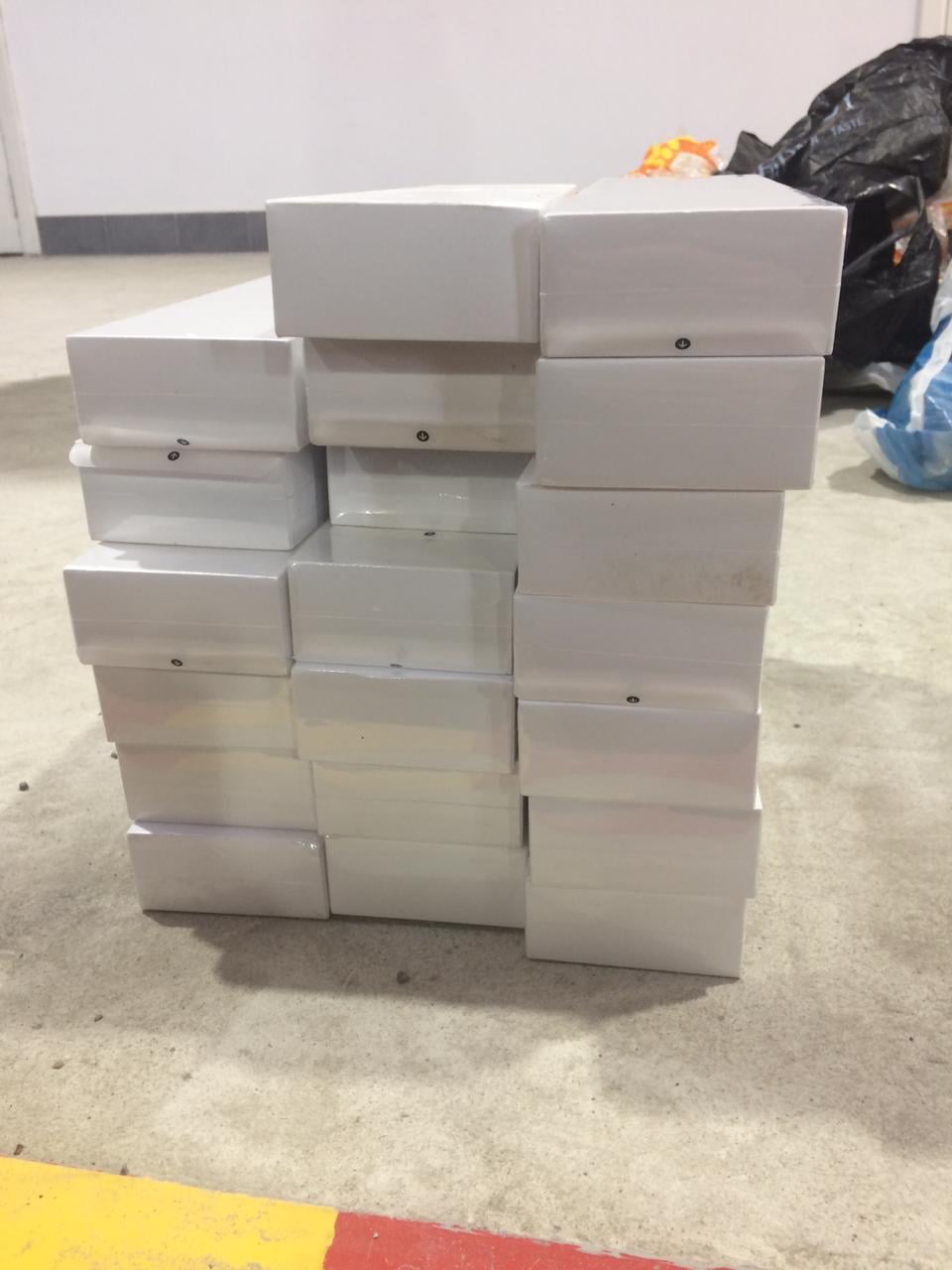 Бабусю-контрабандистку з "яблучною" продукцією затримали на закарпатському кордоні (ФОТО)