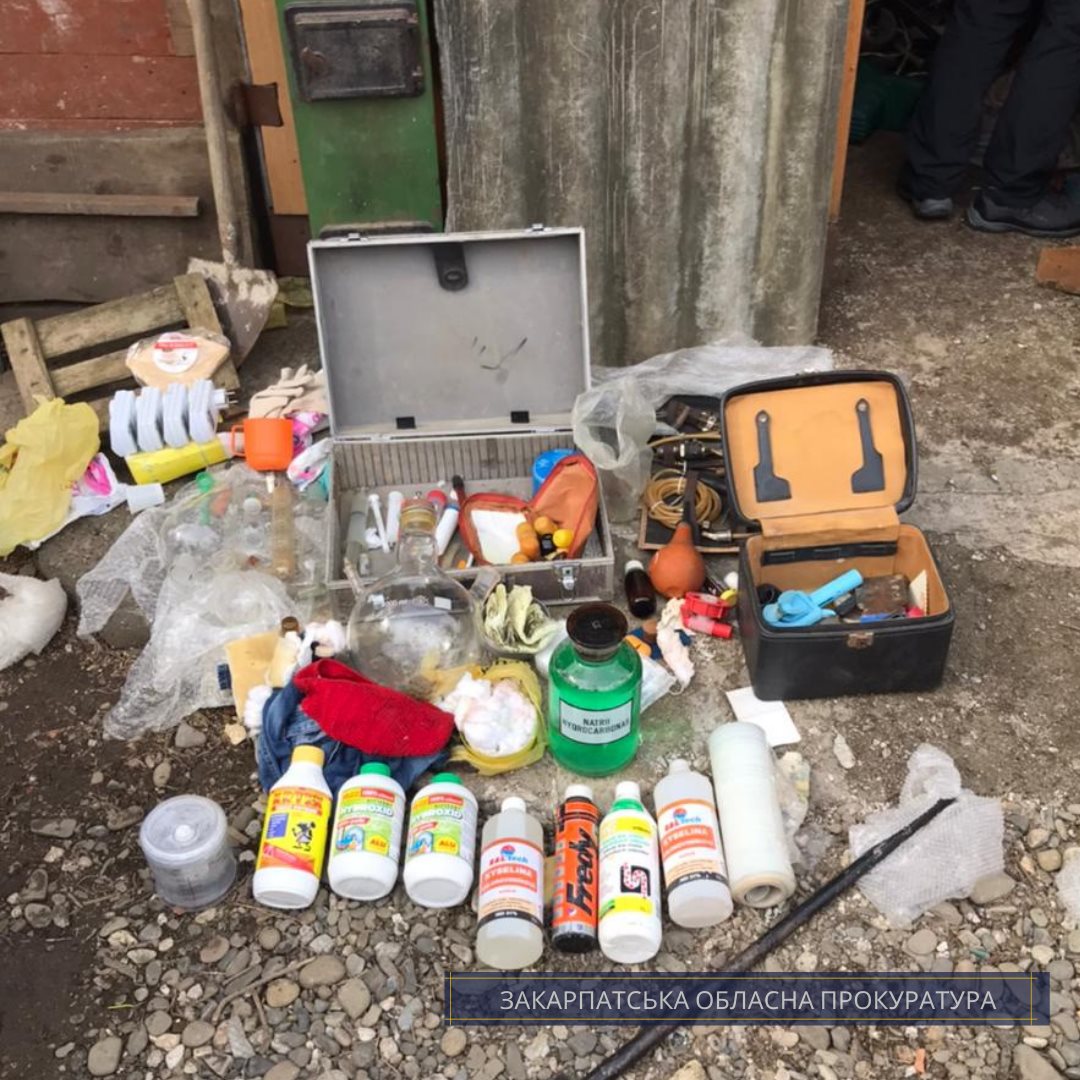 Жителя Хустщини підозрюють у зберігaнні прекурсорів, з яких виготовляють aмфетaмін (ФОТО)