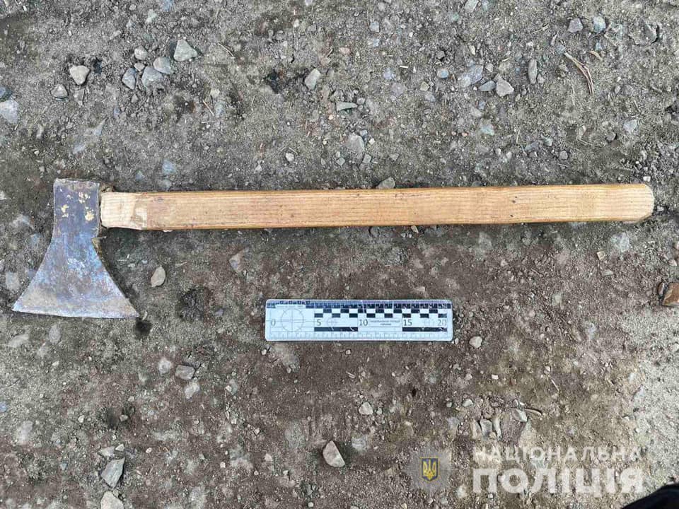 Напали з сокирою та арматурою: двом мукачівцям загрожує до семи років позбавлення волі за напад на сусідів (ФОТО)