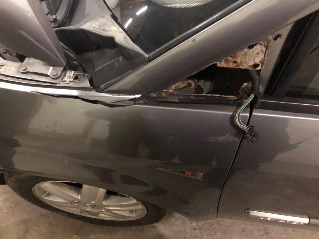 Закарпатка, придбавши автомобіль і виїжджаючи до Угорщини, не знала про тайник з сигаретами (ФОТО)