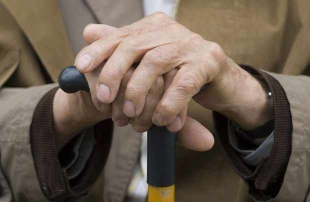 Хворого пенсіонера зв’язали, пограбували і кинули помирати у власній хаті (ВІДЕО)