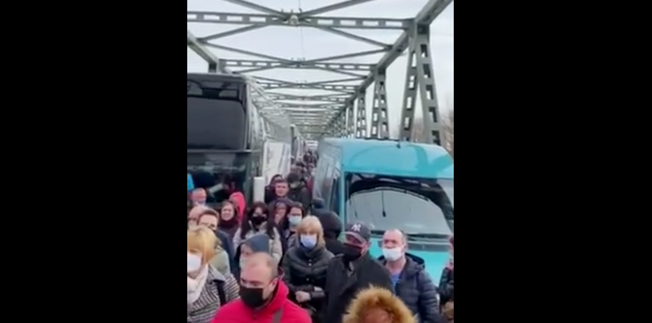 Півдня у чергах: обурені люди блокували один із закарпатських пунктів пропуску (ВІДЕО)