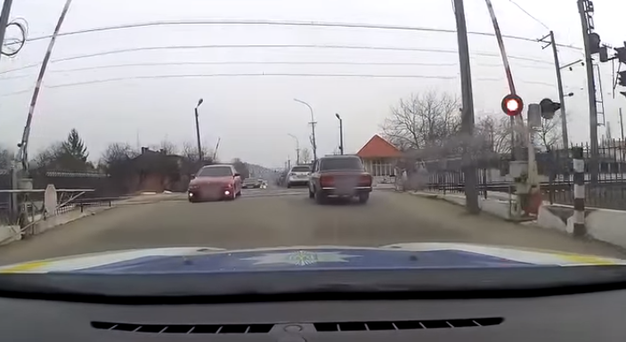 Загрожує штраф та вилучення водійського посвідчення: у Мукачеві водій порушив ПДР на очах у патрульних (ВІДЕО)