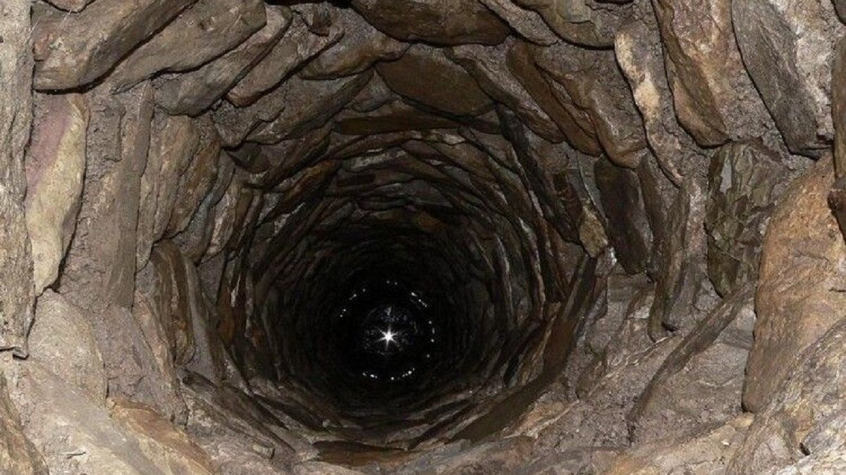 На Закарпатті у криниці знайшли труп чоловіка