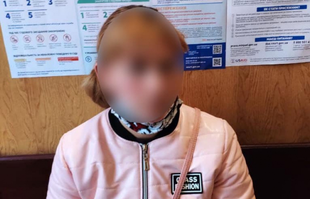 Принесла наркотики на судове засідання: у Мукачеві у жінки знайшли заборонені речовини (ФОТО)