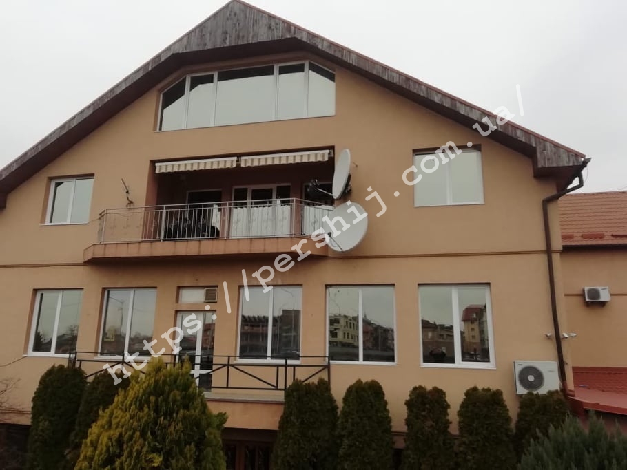 В Мукачеві вночі у відомий ресторан кинули гранату, на місці працюють слідчі (ФОТО)