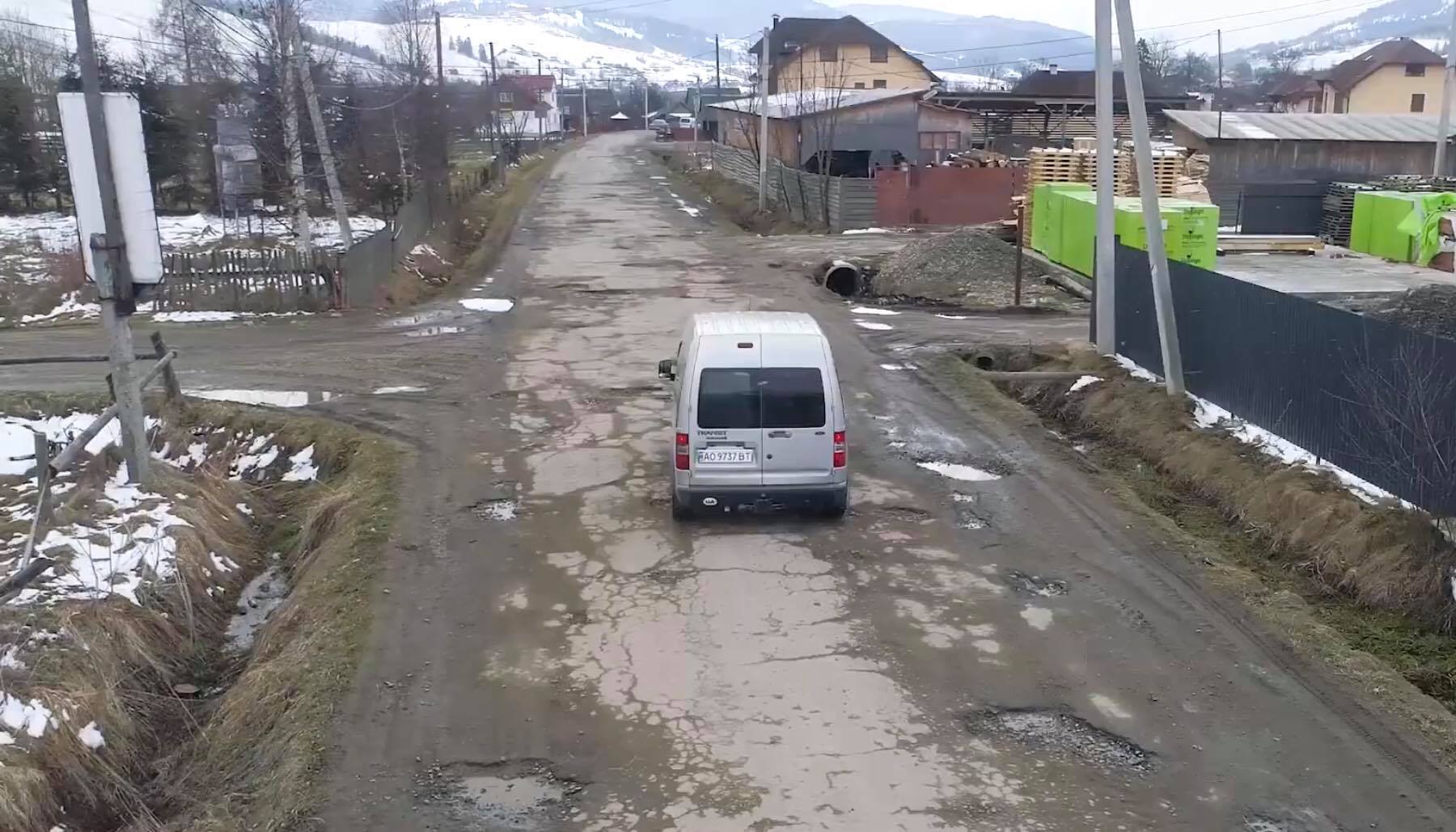 Дорожнє жахіття: у Чорній Тисі на Рахівщині транспортна проблема (ВІДЕО)