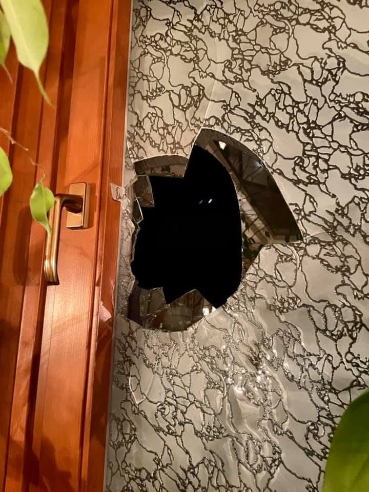 Замах на життя? В Ужгороді ввечері невідомі скоїли напад на будинок депутата міської ради від "ОП-ЗЖ" (ФОТО)