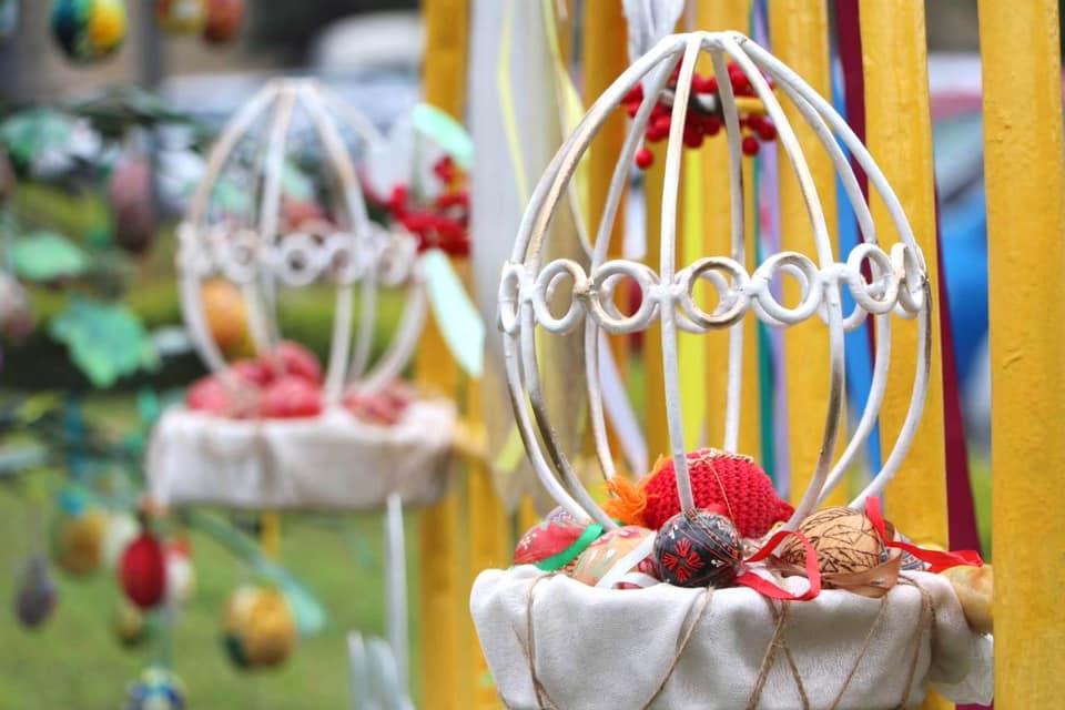 Великодні приготування: на Закарпатті прикрасили міста до свята (ФОТО)