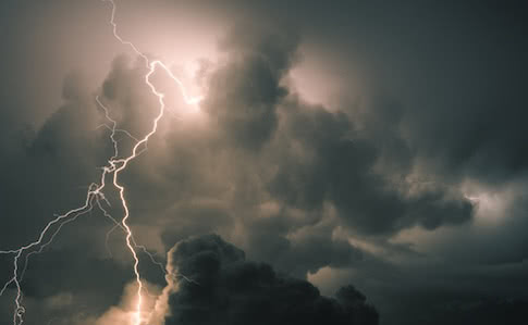 Різке погіршення погоди: на Закарпатті прогнозують шквальний вітер, грози та зливи