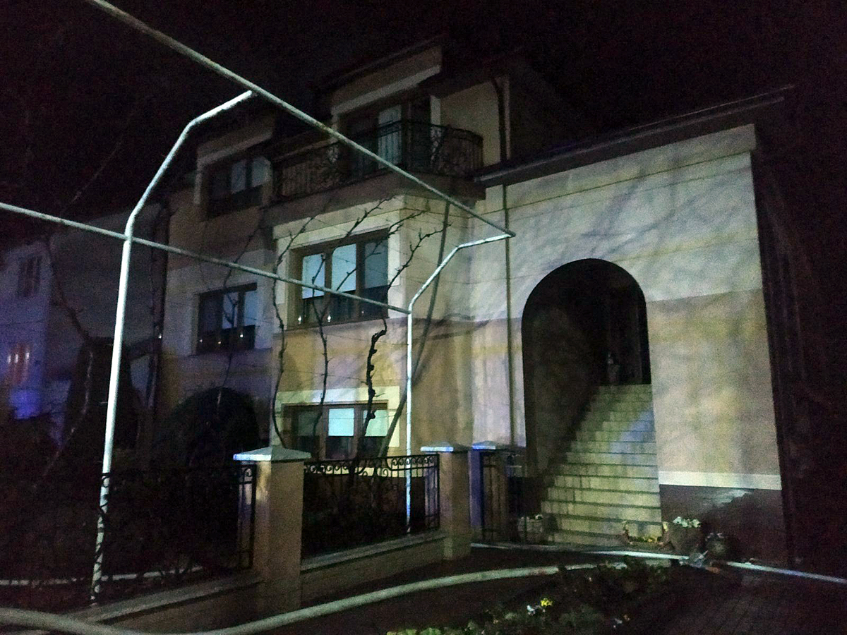 Виникла пожежа: на Закарпатті у житловий будинок серед ночі влучила блискавка (ФОТО)