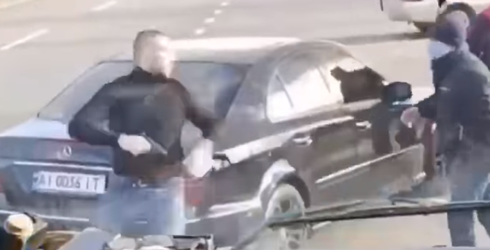 Не поділили трасу: від Києвом водій Мерседеса розстріляв водія рейсової маршрутки (ВІДЕО)