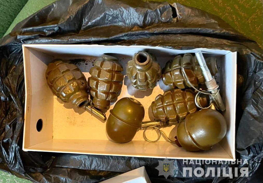 Гранати, рушниця та набої: мукачівець тримав вдома арсенал зброї (ФОТО, ВІДЕО)