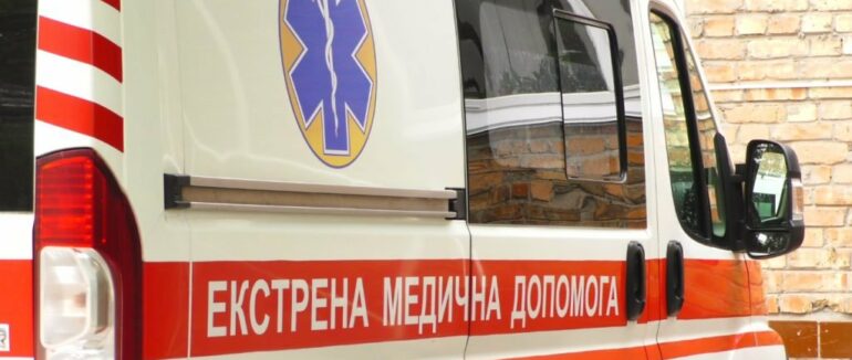 На Закарпатті важкохворий пацієнт помер не дочекавшись "швидкої", яка застрягла в багнюці (ВІДЕО)