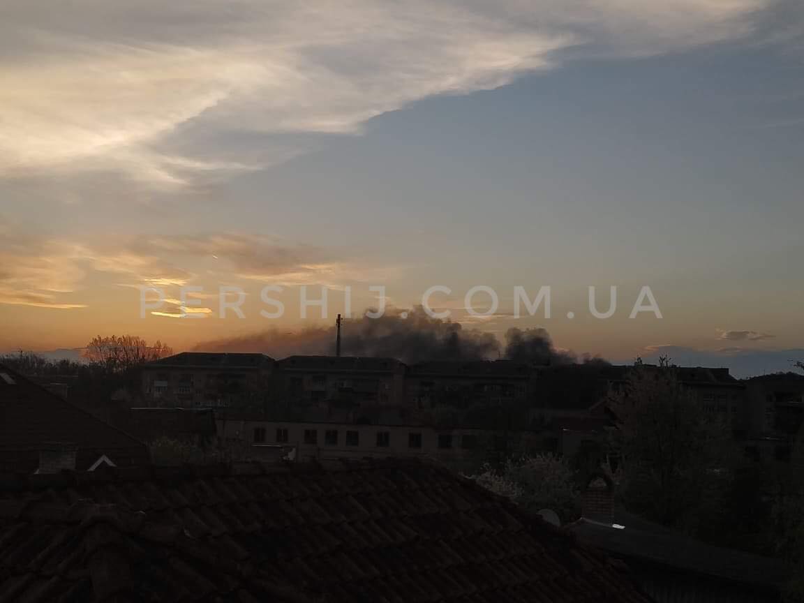 Небезпечні традиції: у Мукачеві напередодні Великодня палили скати (ВІДЕО)