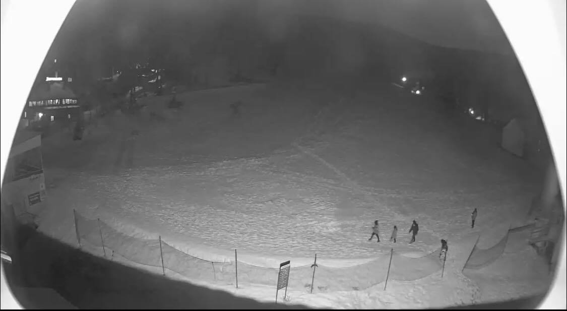 Зимній травень: на гірськолижному курорті Драгобрат в горах досі сніжить