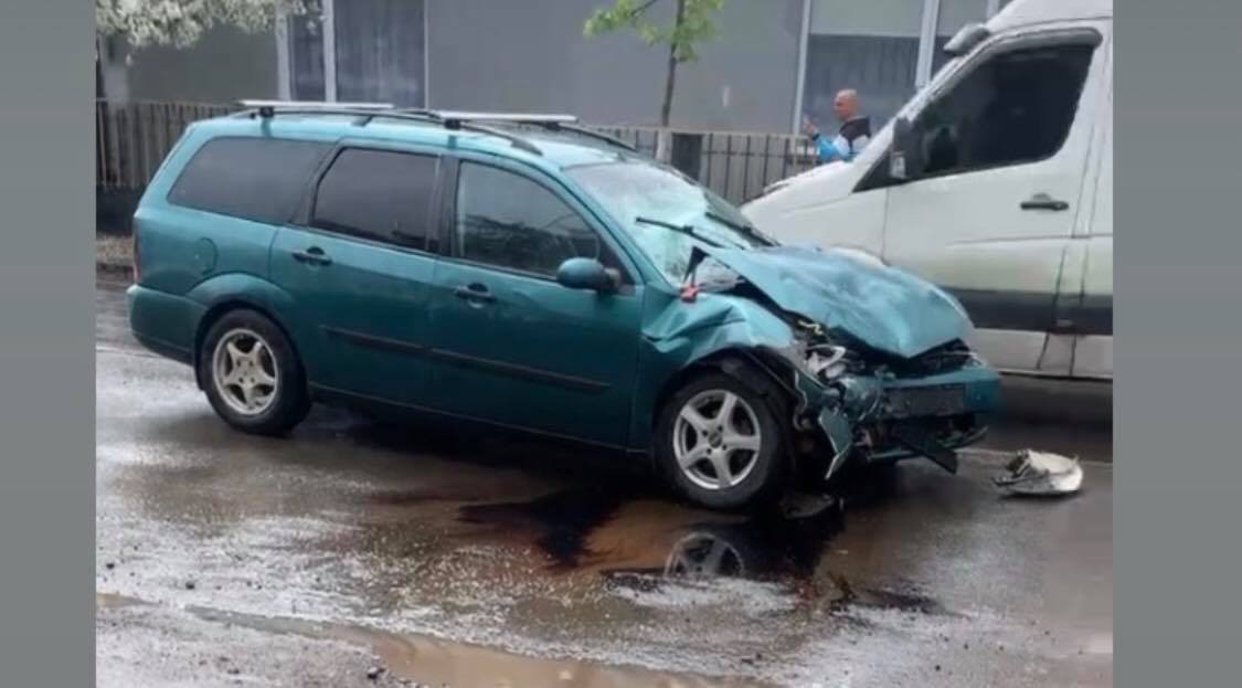 ДТП в Іршаві: два легковики не поділили дорогу (ФОТО, ВІДЕО)