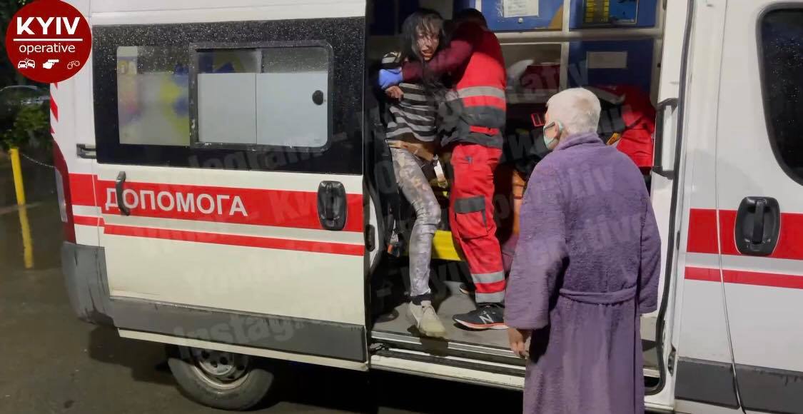 У Києві жінка вжила наркотики у гостях та стрибнула з вікна на авто (ВІДЕО)