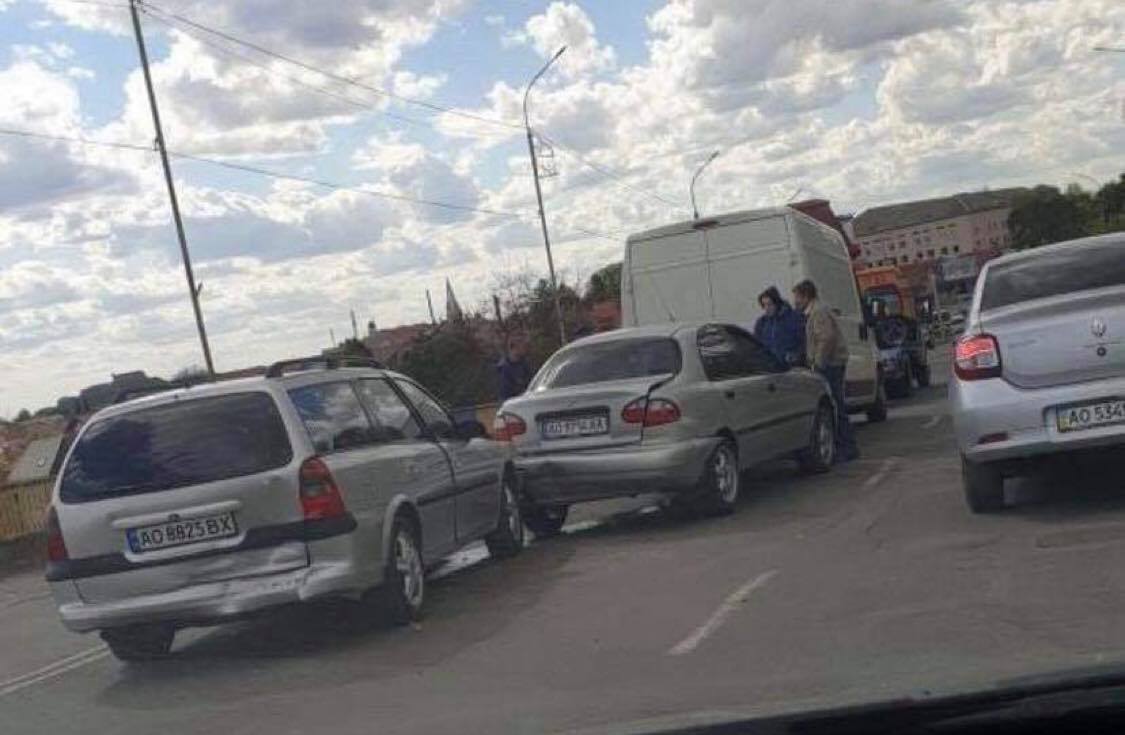 У Мукачеві ДТП за участі мотоцикліста, легковика та мікроавтобуса: утворилися затори (ФОТО, ВІДЕО)