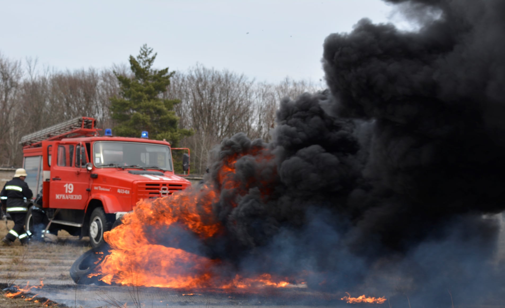 На Закарпатті у ніч на Великдень масово палали автомобільні шини