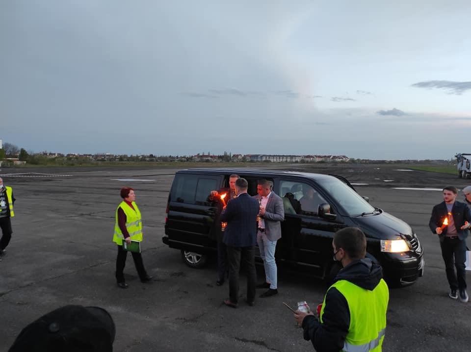 Благодатний вогонь з Єрусалима прибув в аеропорт Ужгорода