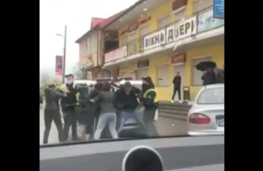 На Львівщині побили поліцейських: агресивні жінки захищали нетверезого водія (ВІДЕО)