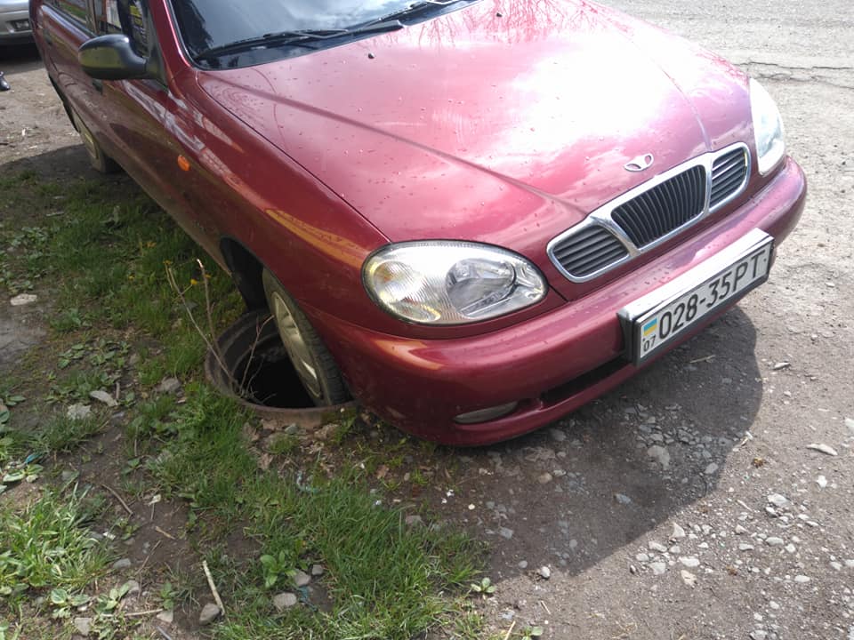 У Сваляві автомобіль потрапив у відкритий люк (ФОТО)