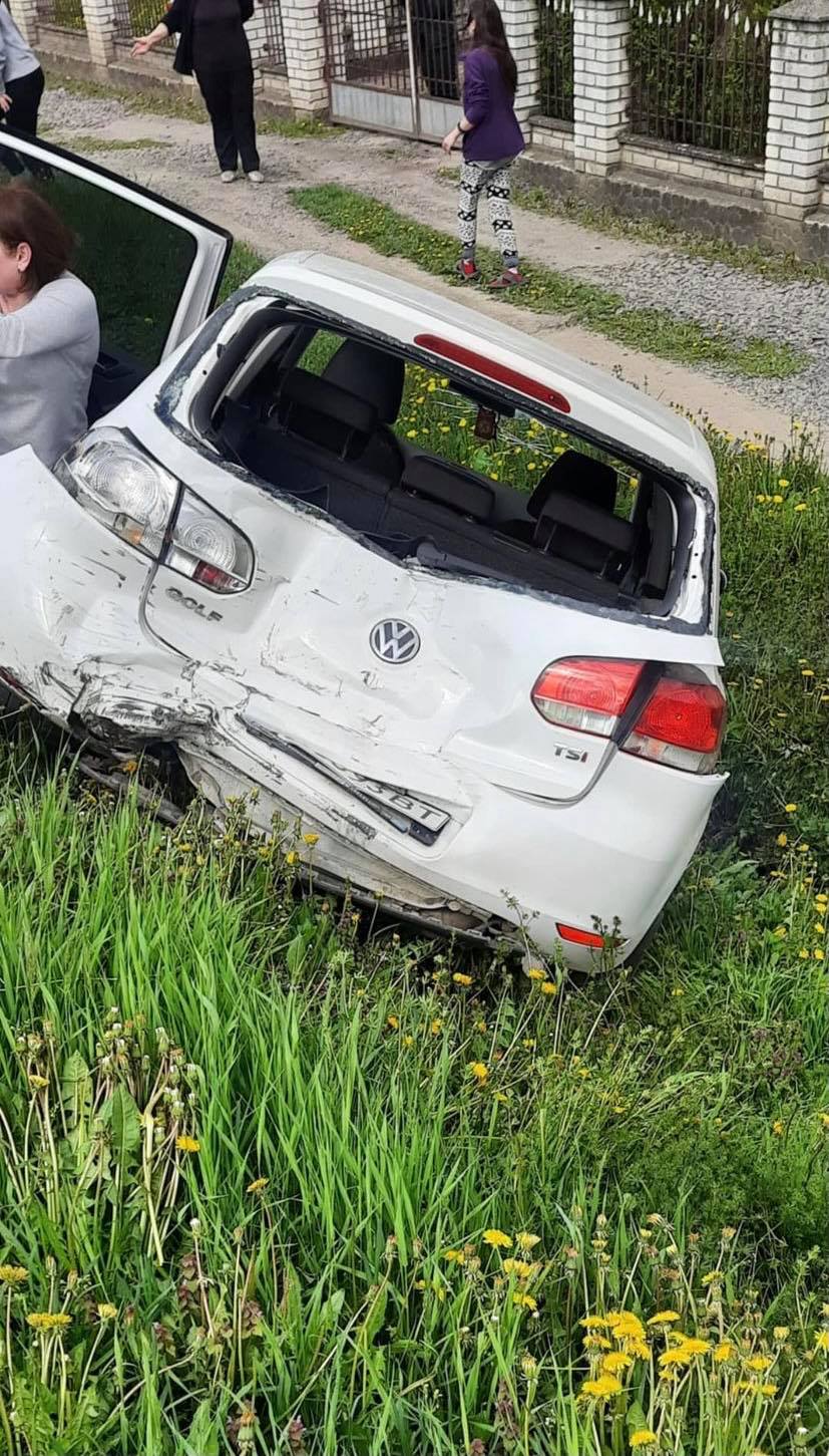 Серйозна ДТП у Сваляві: вантажівка зіткнулася з машиною в якій перебували діти (ФОТО, ВІДЕО)