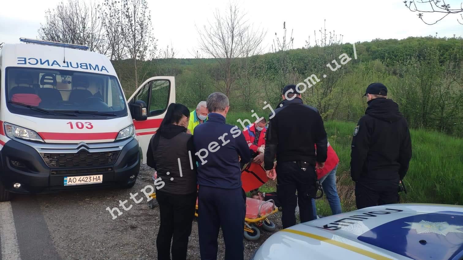 У Мукачеві госпіталізували чоловіка, який лежав на узбіччі дороги (ФОТО)