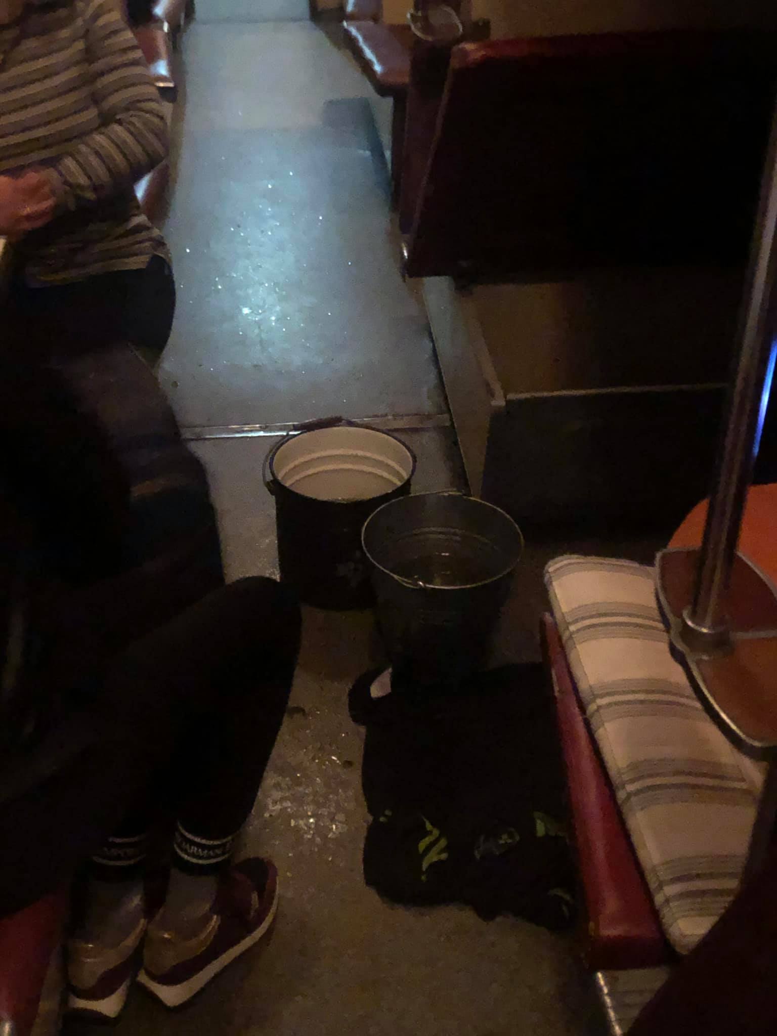 Черговий скандал на "Укрзалізниці": в поїзді Київ-Миколаїв пасажирів залило дощем — СОЦМЕРЕЖІ (ВІДЕО)